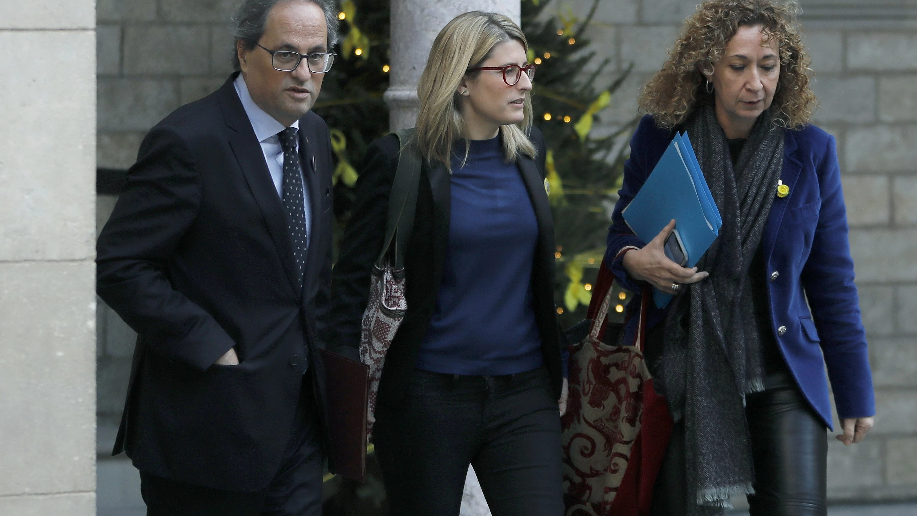 Quim Torra acompañado por la las conselleras de Presidencia, Elsa Artadi, y de Justicia, Ester Capella