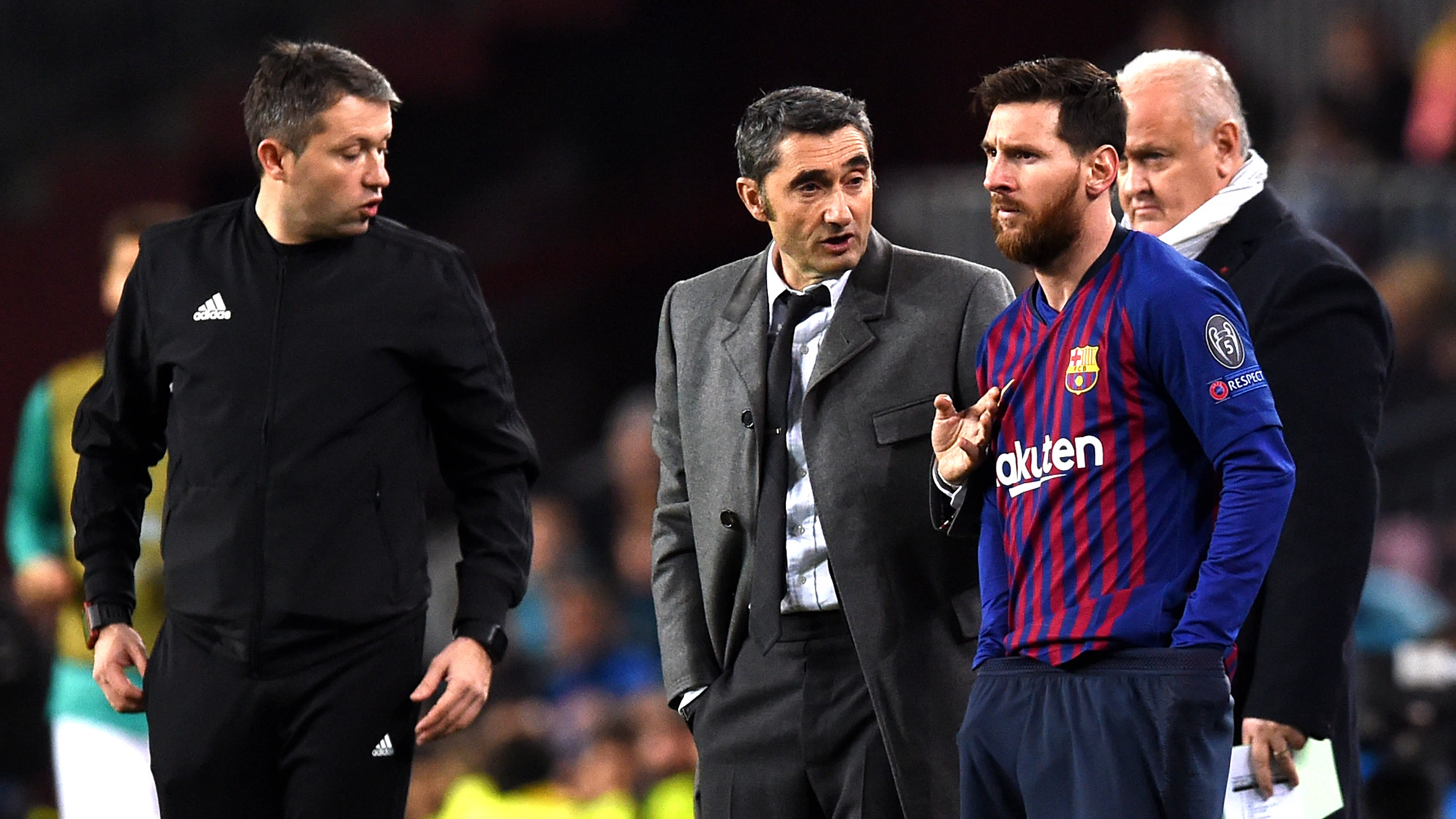 Valverde da indicaciones a Messi en el partido contra el Tottenham