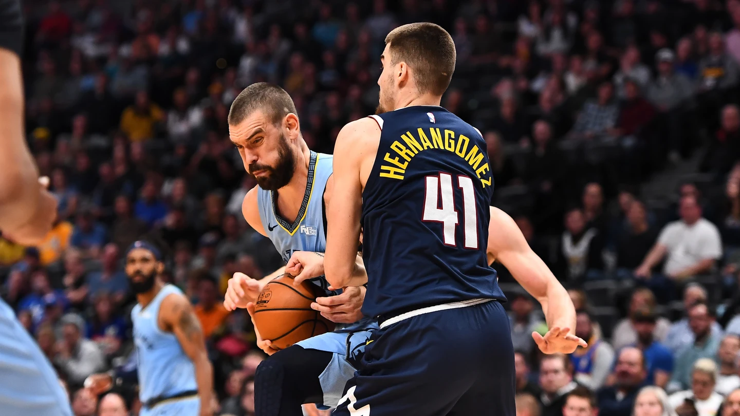 Marc Gasol, en acción ante Juancho Hernangómez Marc Gasol, en acción ante Juancho Hernangómez