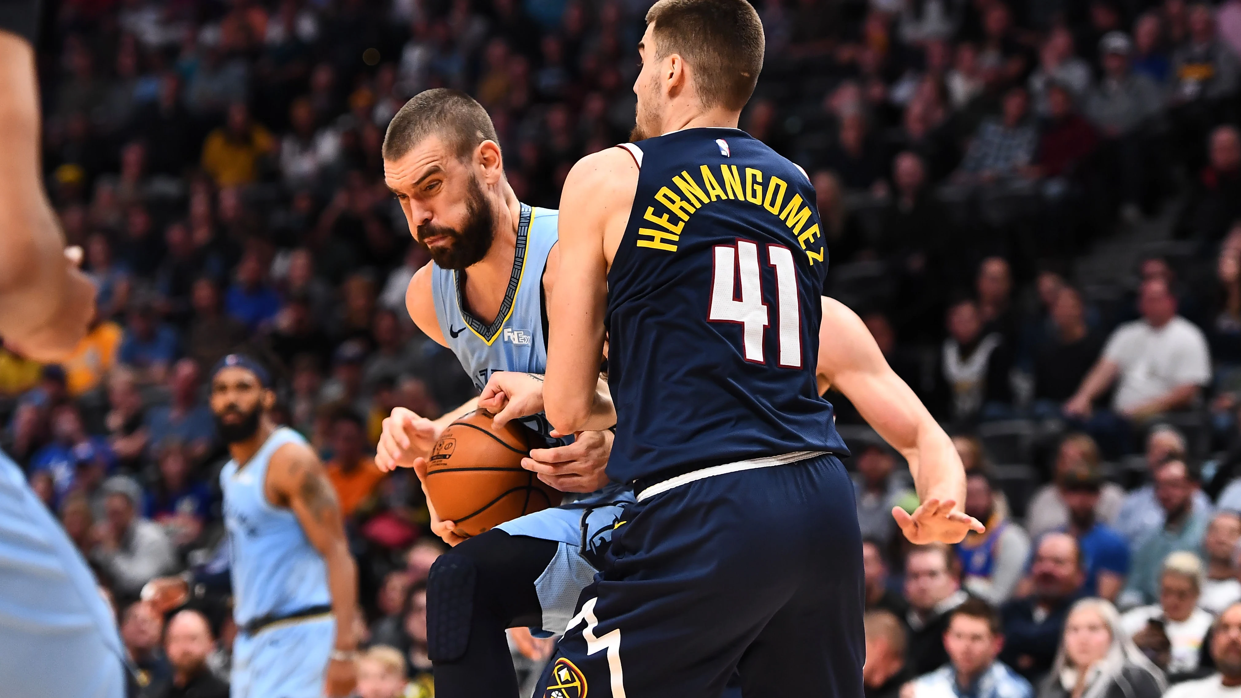 Marc Gasol, en acción ante Juancho Hernangómez