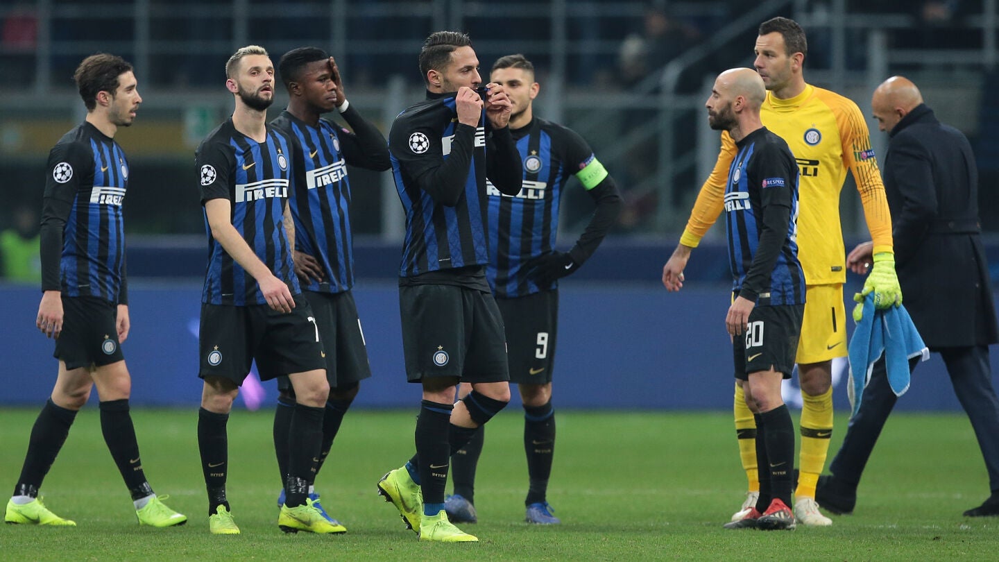 Los jugadores del Inter de Mil&aacute;n, cabizbajos tras el partido