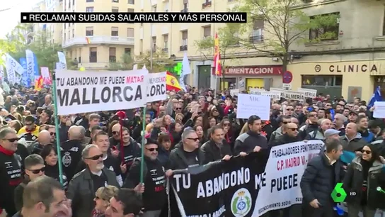 Los funcionarios de prisiones llevan su protesta a las puertas de Interior: estas son sus reivindicaciones Los funcionarios de prisiones llevan su protesta a las puertas de Interior: estas son sus reivindicaciones