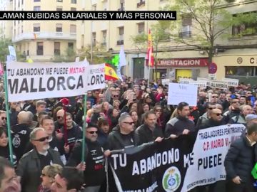 Los funcionarios de prisiones llevan su protesta a las puertas de Interior: estas son sus reivindicaciones Los funcionarios de prisiones llevan su protesta a las puertas de Interior: estas son sus reivindicaciones