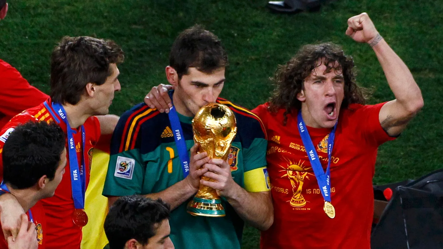 Casillas besa la copa del Mundial Casillas besa la copa del Mundial