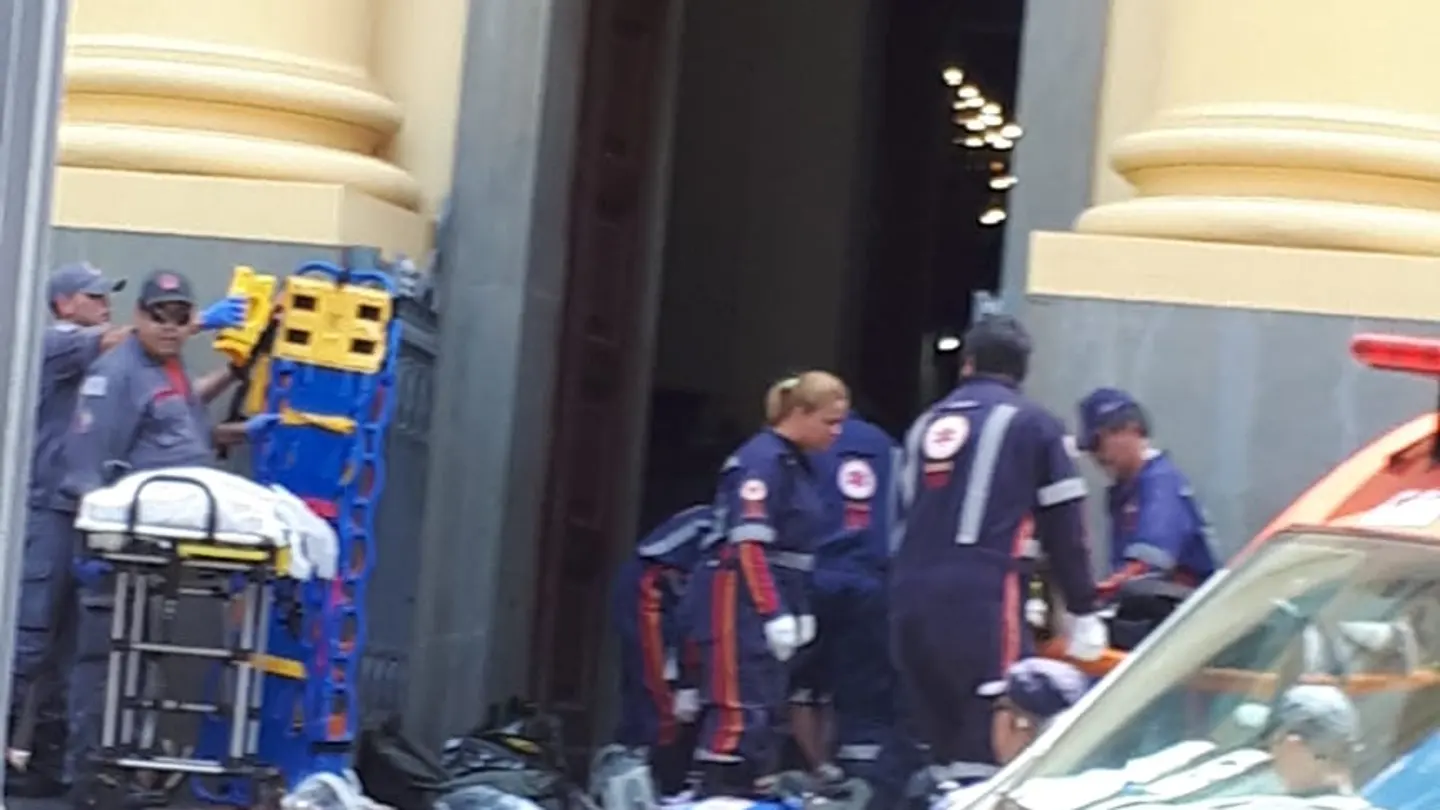 Los efectivos sanitarios a las puertas del templo tras el tiroteo Los efectivos sanitarios a las puertas del templo tras el tiroteo