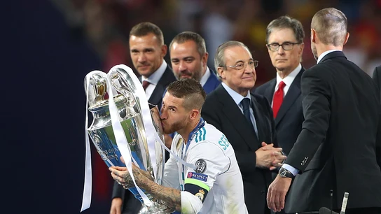 Florentino Pérez saluda a las autoriades en Kiev mientras Ramos levanta la Champions Florentino Pérez saluda a las autoriades en Kiev mientras Ramos levanta la Champions