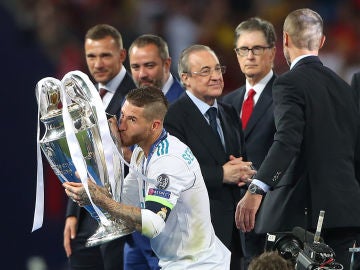 Florentino Pérez saluda a las autoriades en Kiev mientras Ramos levanta la Champions Florentino Pérez saluda a las autoriades en Kiev mientras Ramos levanta la Champions