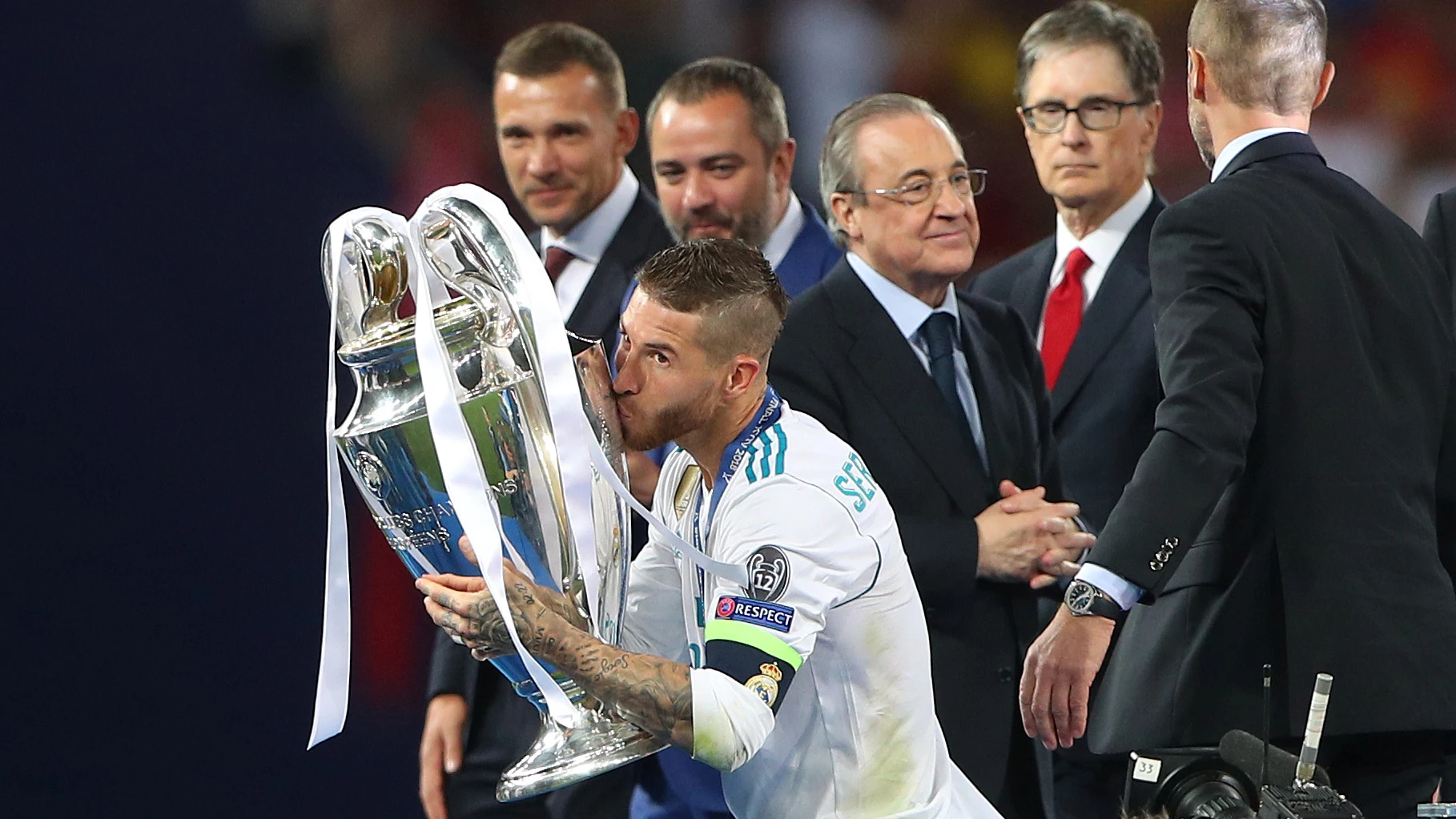 Florentino Pérez saluda a las autoriades en Kiev mientras Ramos levanta la Champions