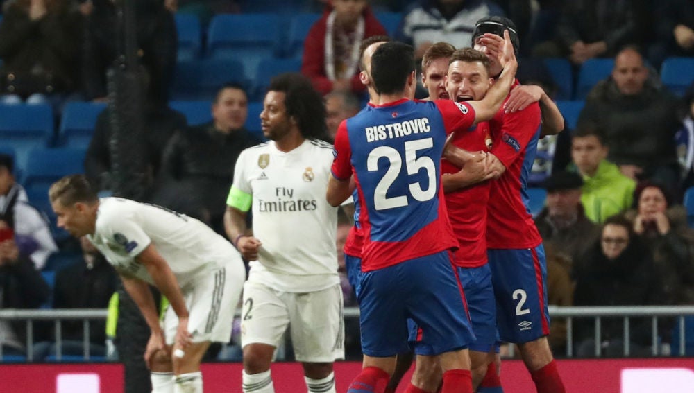 Los jugadores del CSKA celebran uno de los goles contra el Real Madrid