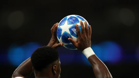 Un jugador se dispone a sacar de banda durante un partido de Champions League Un jugador se dispone a sacar de banda durante un partido de Champions League