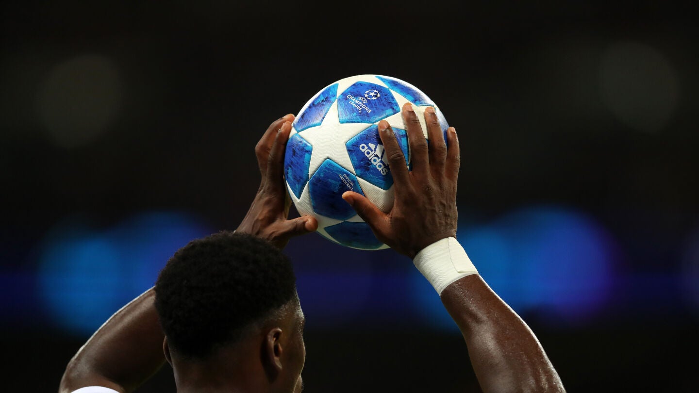 Un jugador se dispone a sacar de banda durante un partido de Champions League