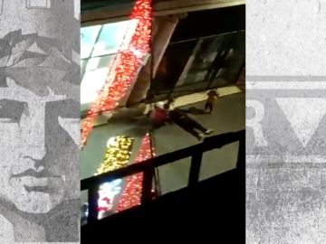 Gritos y desesperación: las brutales imágenes del tiroteo en un mercado navideño en Estrasburgo Gritos y desesperación: las brutales imágenes del tiroteo en un mercado navideño en Estrasburgo