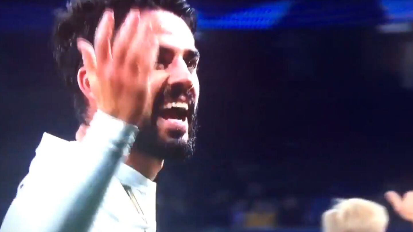 Isco se dirige a la grada