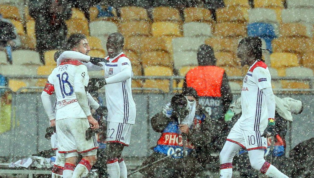 Los jugadores del Lyon celebran el gol de Fekir