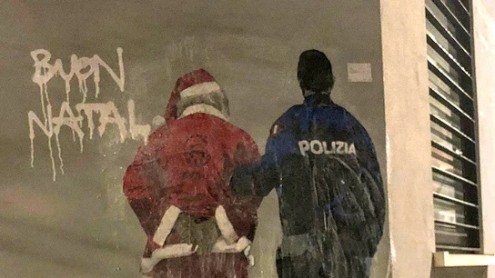 Papá Noel arrestado por inmigrante, la nueva obra de Tvboy Papá Noel arrestado por inmigrante, la nueva obra de Tvboy