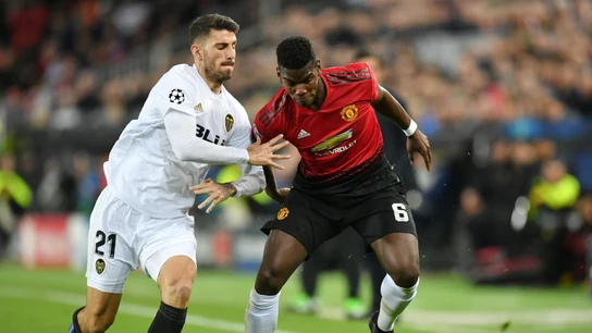 Piccini y Pogba se disputan la posesión del balón Piccini y Pogba se disputan la posesión del balón