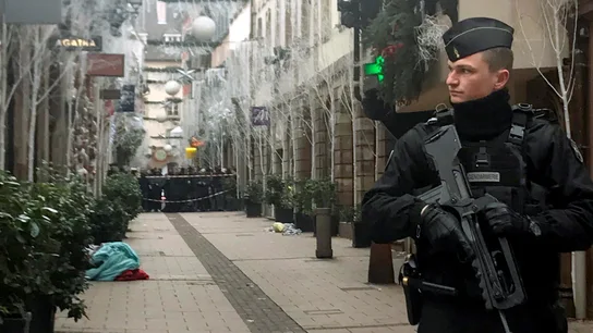 Un policía de Estrasburgo tras el ataque terrorista el 11 de diciembre. Calma, silencio y comercios cerrados en Estrasburgo tras el atentado