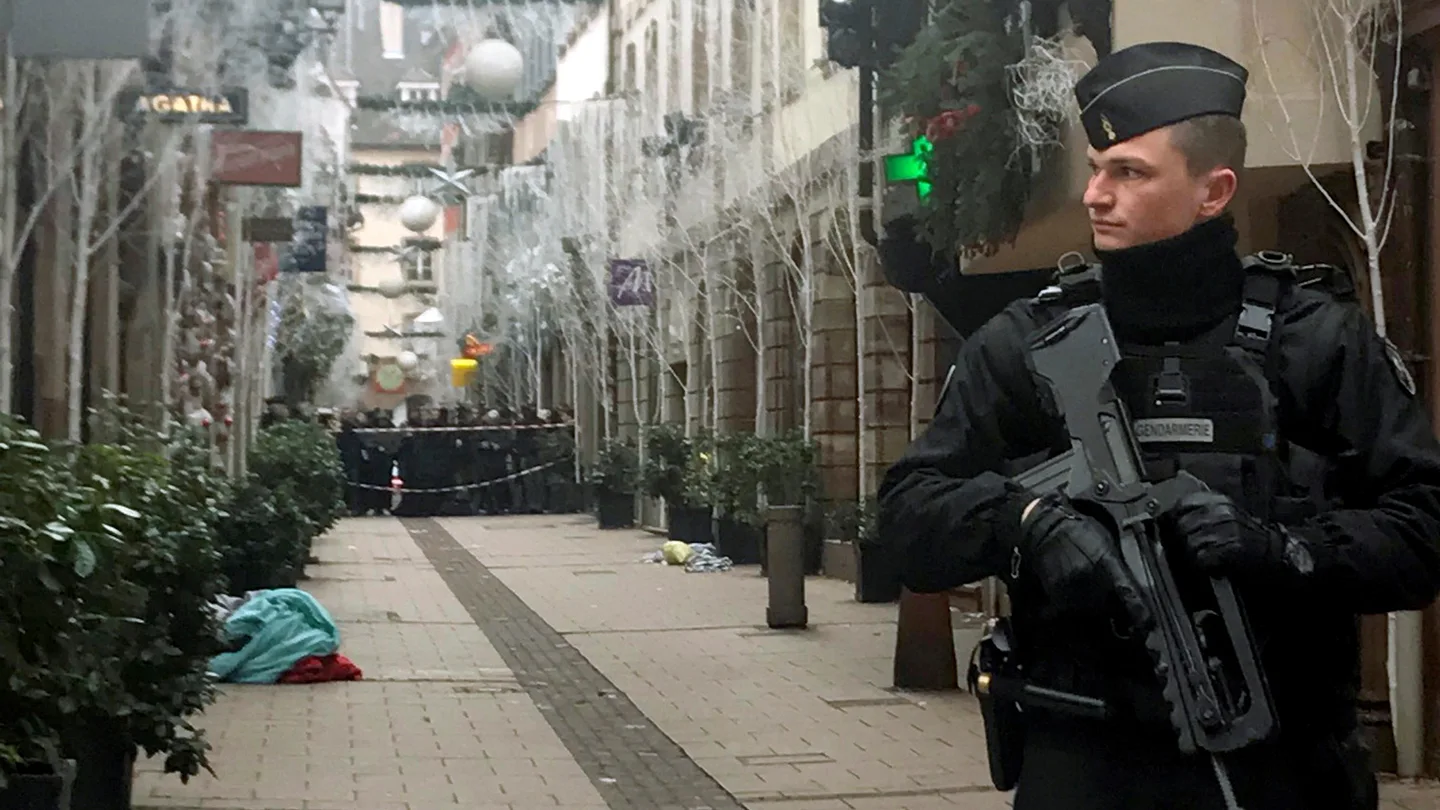 Un policía de Estrasburgo tras el ataque terrorista el 11 de diciembre. Calma, silencio y comercios cerrados en Estrasburgo tras el atentado