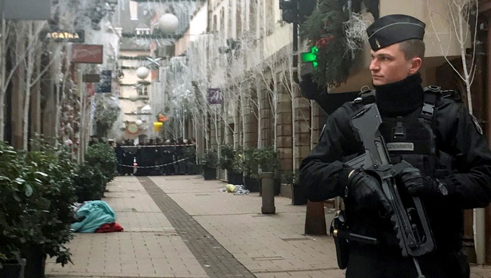 Un policía de Estrasburgo tras el ataque terrorista el 11 de diciembre.