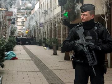 Un policía de Estrasburgo tras el ataque terrorista el 11 de diciembre. Un policía de Estrasburgo tras el ataque terrorista el 11 de diciembre.