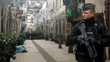 Un policía de Estrasburgo tras el ataque terrorista el 11 de diciembre.