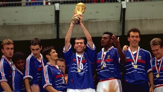 Zidane levanta la Copa del Mundo en 1998 Zidane levanta la Copa del Mundo en 1998