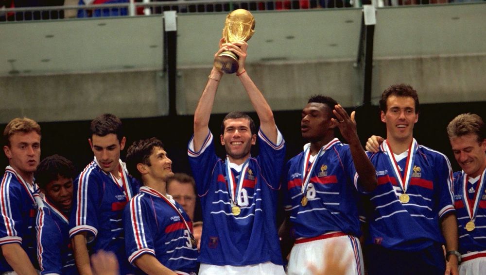 Zidane levanta la Copa del Mundo en 1998