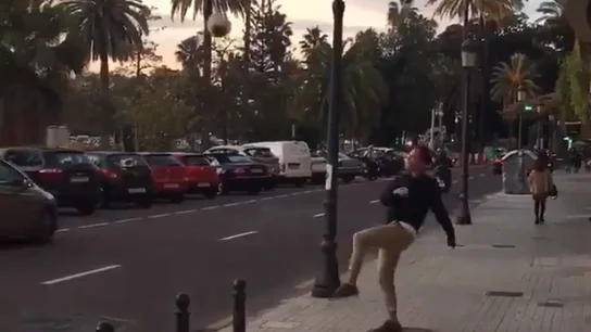 Steve Nash da toques al balón esquivando a los coches en Valencia Steve Nash da toques al balón esquivando a los coches en Valencia