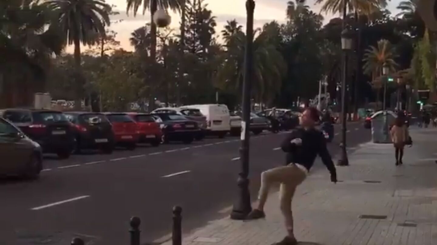 Steve Nash da toques al bal&oacute;n esquivando a los coches en Valencia