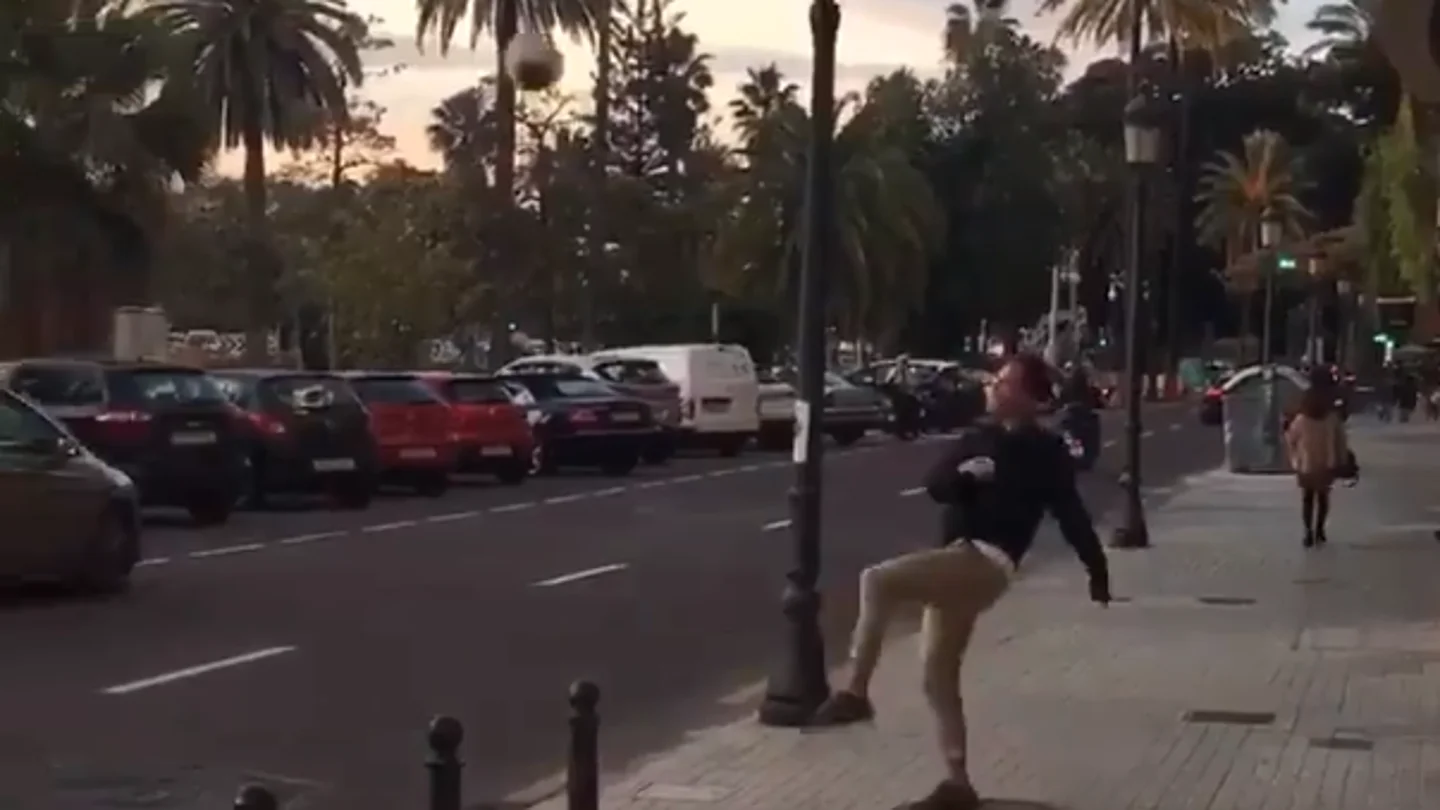 Steve Nash da toques al balón esquivando a los coches en Valencia Steve Nash da toques al balón esquivando a los coches en Valencia
