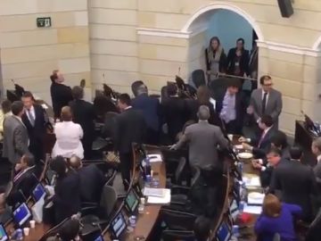 Diputados de Centro Democrático se levantan de sus asientos en el pleno del Congreso colombiano. Diputados de Centro Democrático se levantan de sus asientos en el pleno del Congreso colombiano.