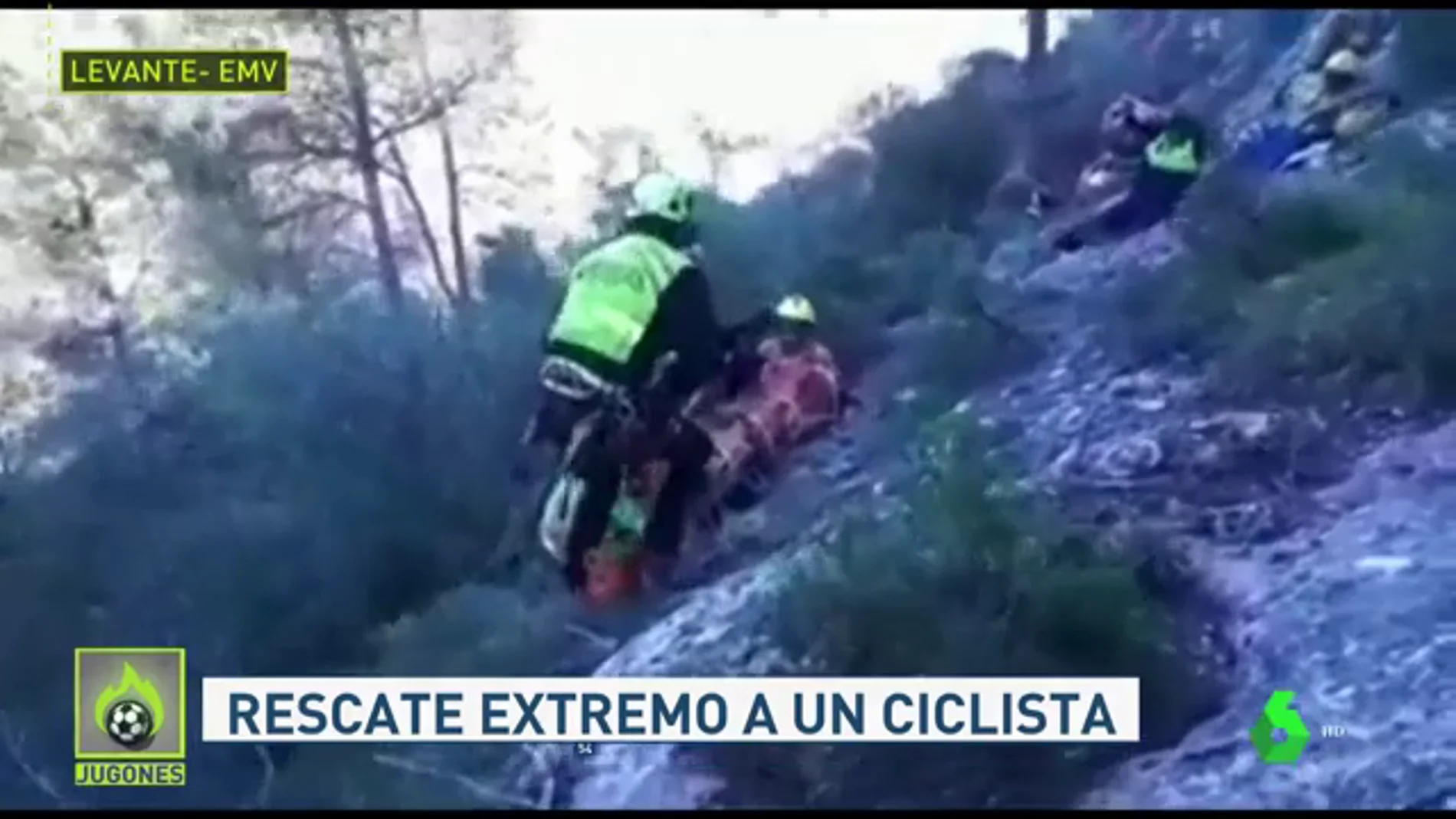 Rescate extremo de un ciclista accidentado en un barranco
