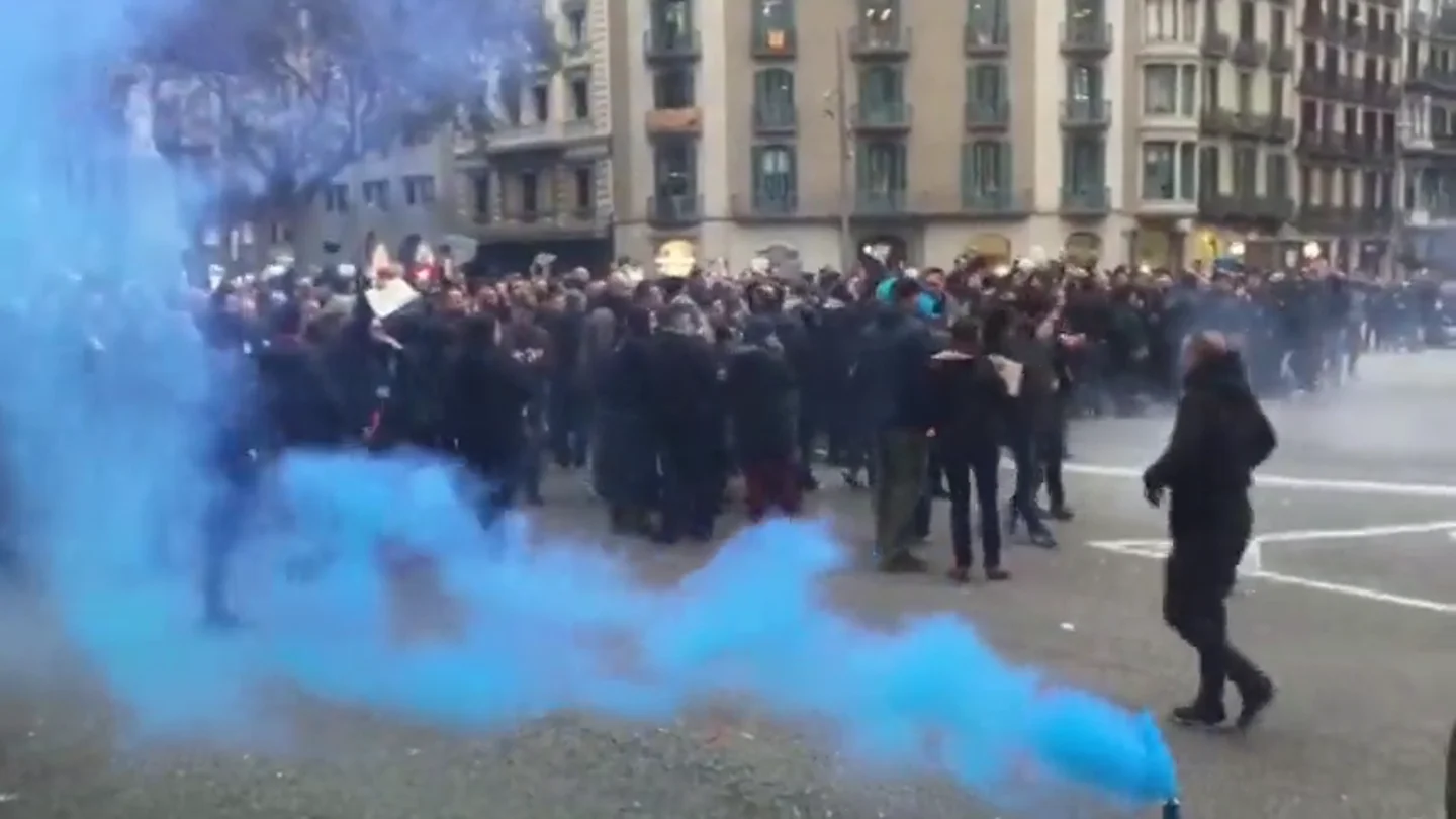Los Mossos se movilizan para conseguir una subida salarial: han cortado la Gran Vía de Barcelona Los Mossos se movilizan para conseguir una subida salarial: han cortado la Gran Vía de Barcelona