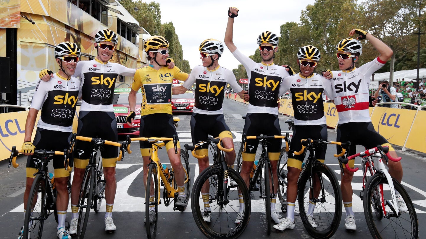 Geraint Thomas celebra con el equipo Sky la victoria en el &uacute;ltimo Tour de Francia