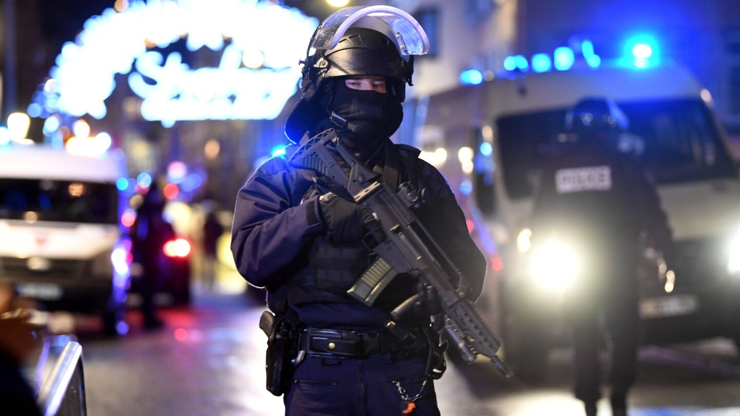 Polic&iacute;as hacen guardia en el Mercado de Navidad de Estrasburgo