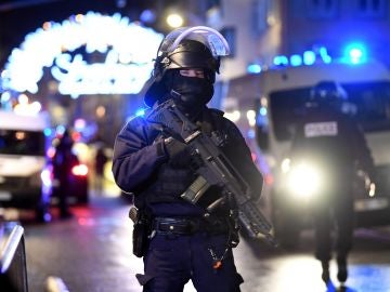 Policías hacen guardia en el Mercado de Navidad de Estrasburgo Policías hacen guardia en el Mercado de Navidad de Estrasburgo