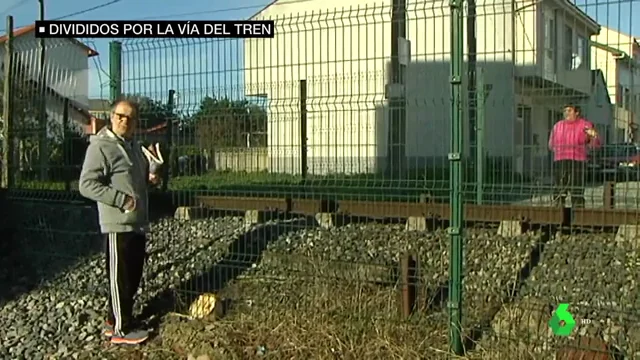 Divididos por la vía del tren: los vecinos de Narón tienen que caminar un kilómetro para cruzar de una parte del pueblo a otra