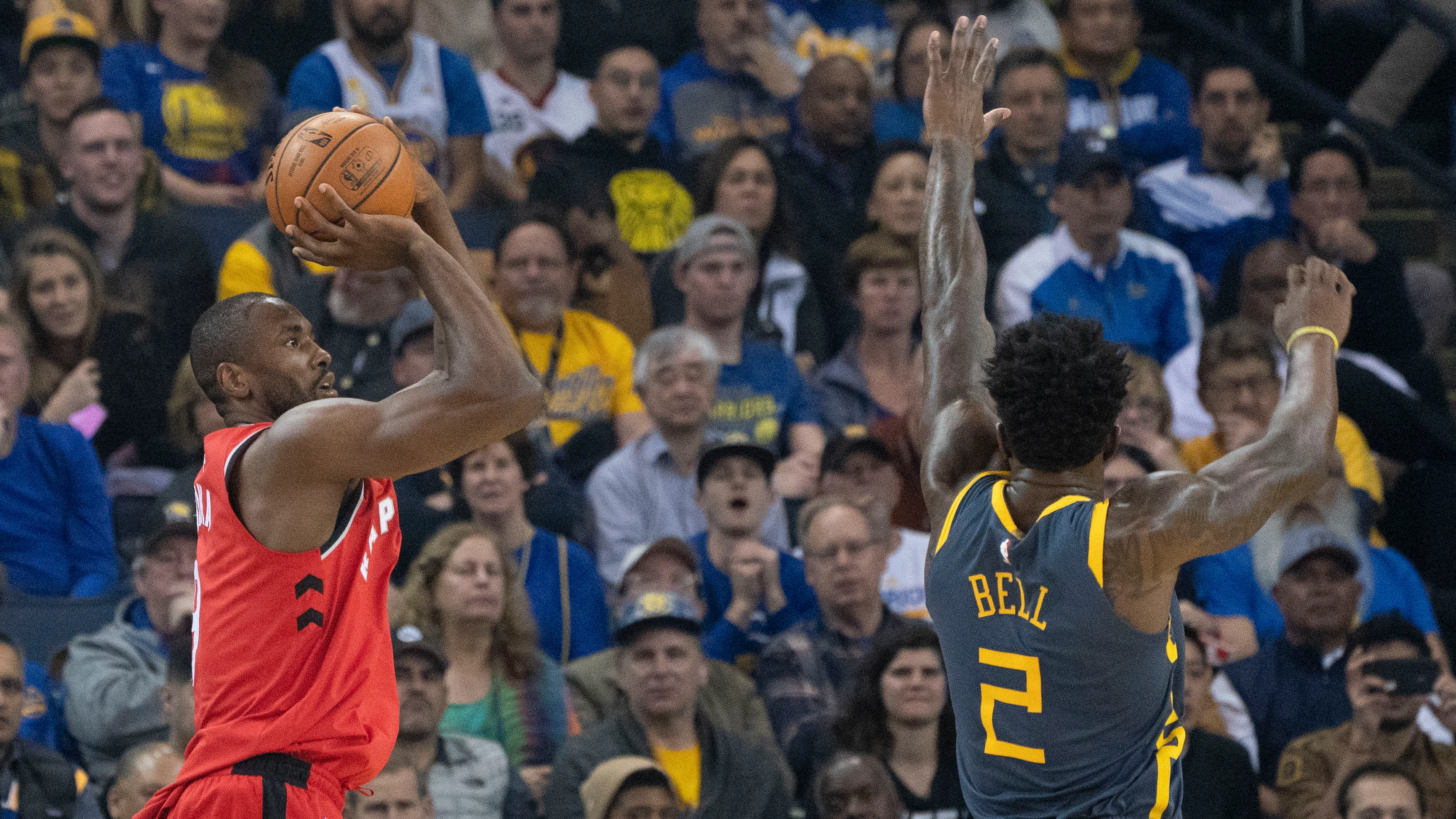 Serge Ibaka lanza a canasta ante Jordan Bell