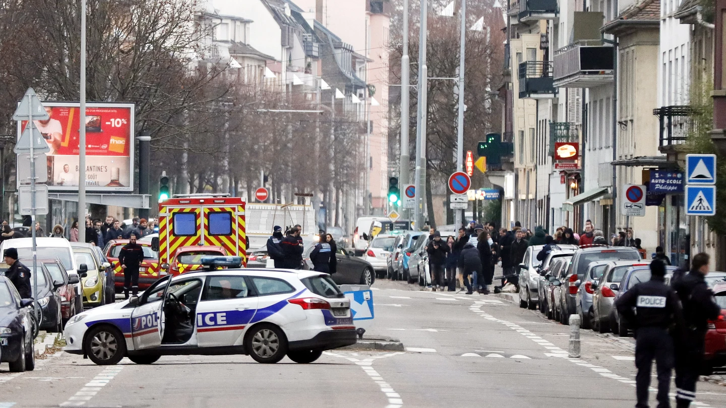 Agentes de la policía francesa en el barrio del atacante Agentes de la policía francesa en el barrio del atacante
