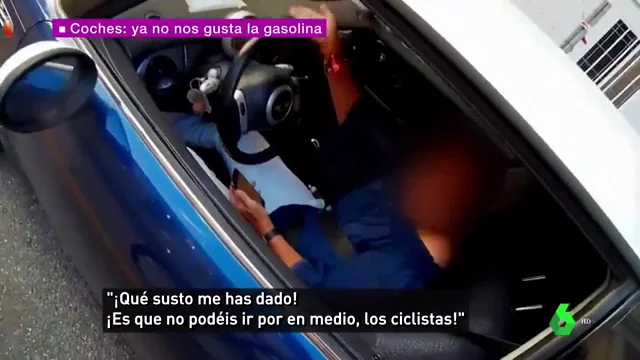 Una conductora increpa a un ciclista