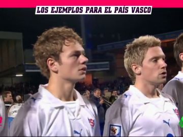 Los dos ejemplos más claros de selecciones que juegan al margen de la selección de su país Los dos ejemplos más claros de selecciones que juegan al margen de la selección de su país