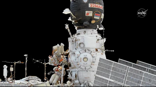 Reparan en el espacio la Soyuz que tenía un agujero de dos milímetros por el impacto de un 'minimeteorito' Reparan en el espacio la Soyuz que tenía un agujero de dos milímetros por el impacto de un 'minimeteorito'