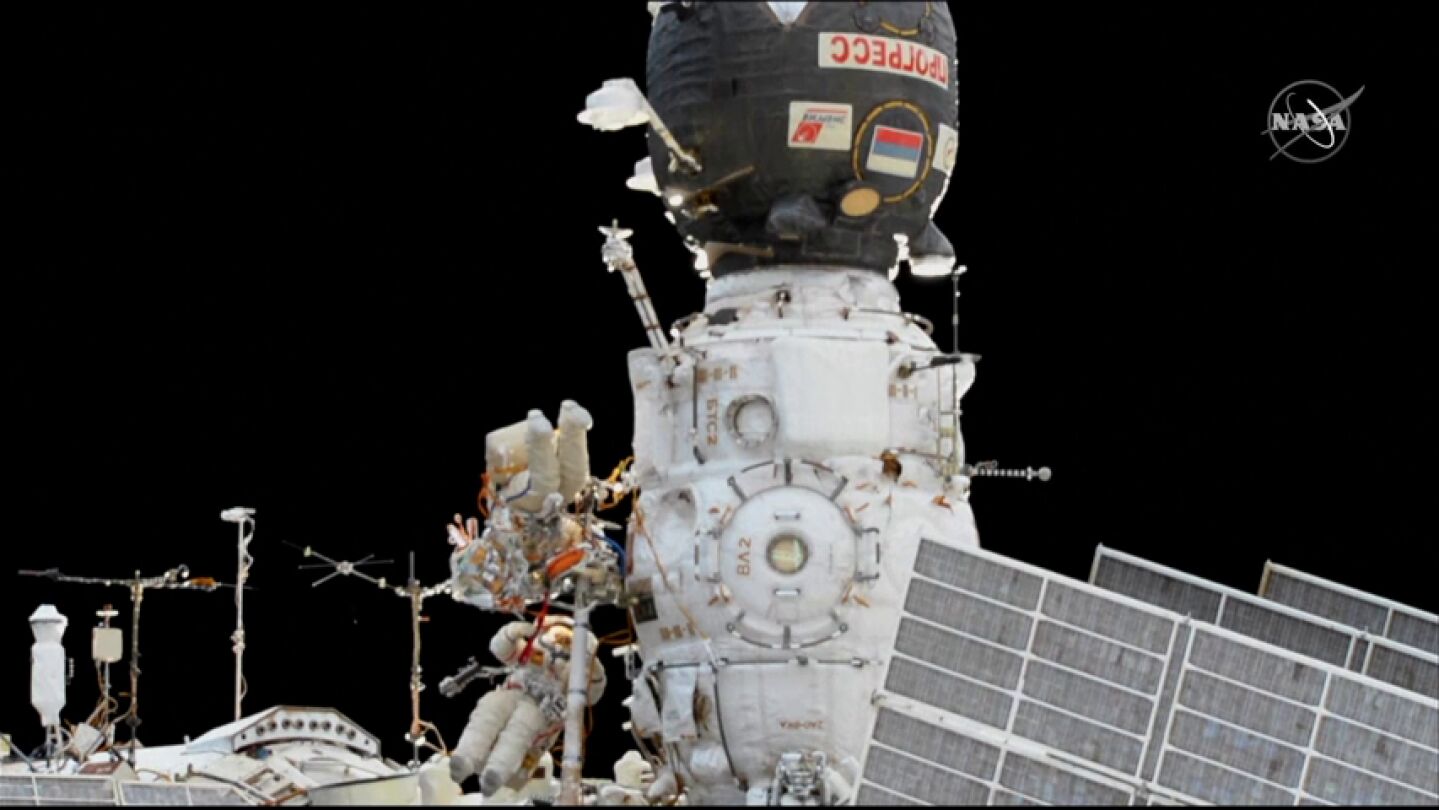 Reparan en el espacio la Soyuz que ten&iacute;a un agujero de dos mil&iacute;metros por el impacto de un 'minimeteorito'