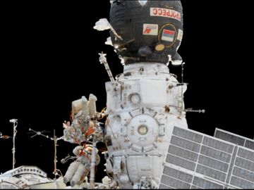 Reparan en el espacio la Soyuz que tenía un agujero de dos milímetros por el impacto de un 'minimeteorito' Reparan en el espacio la Soyuz que tenía un agujero de dos milímetros por el impacto de un 'minimeteorito'