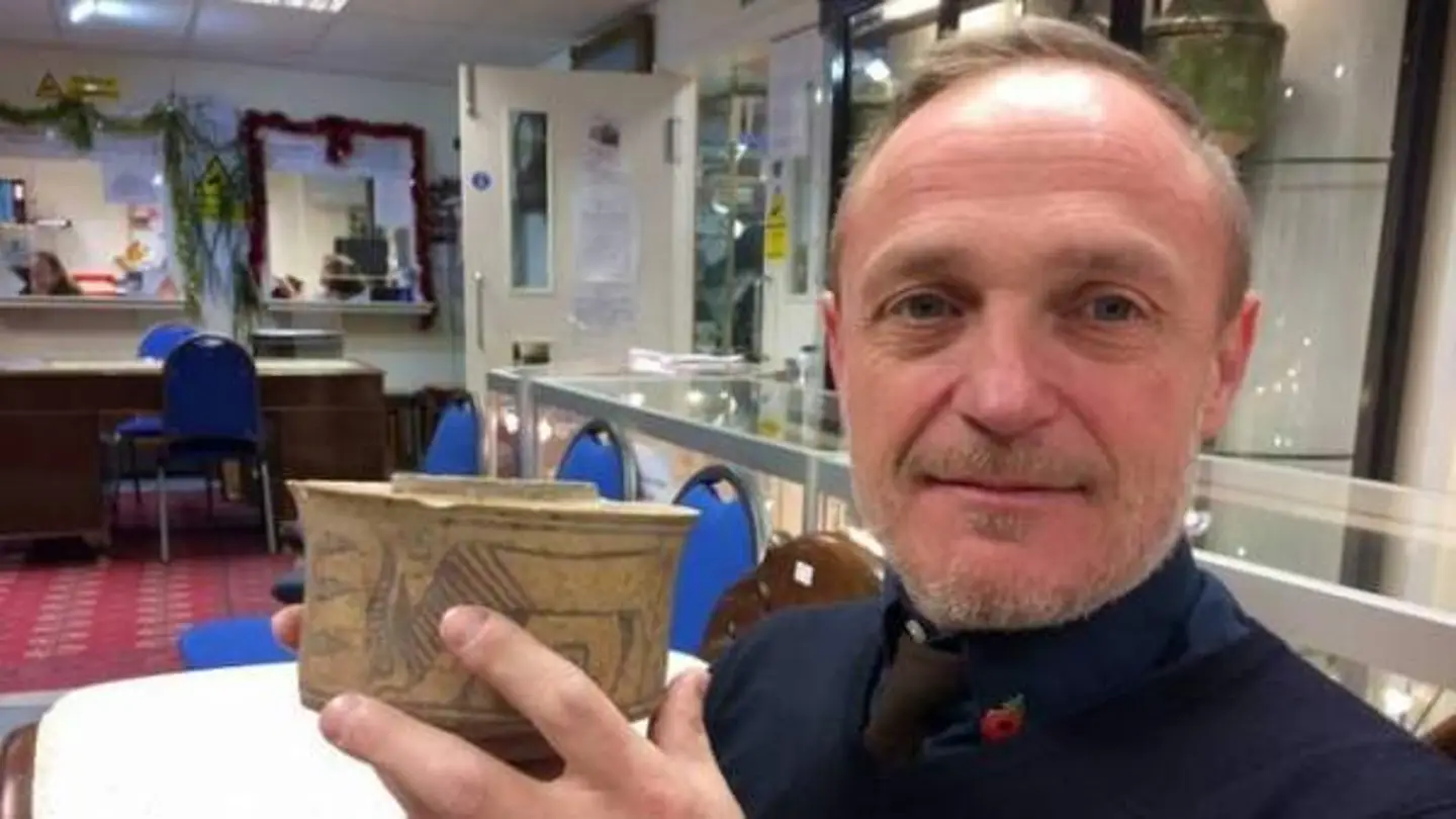 Karl Martin con su vaso de cerámica que tiene 4.000 años de antigüedad. Karl Martin con su vaso de cerámica que tiene 4.000 años de antigüedad.