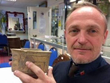 Karl Martin con su vaso de cerámica que tiene 4.000 años de antigüedad. Karl Martin con su vaso de cerámica que tiene 4.000 años de antigüedad.