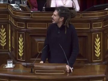 El gesto de un diputado de Podemos a otro del PP: "Es usted una buena persona" El gesto de un diputado de Podemos a otro del PP: "Es usted una buena persona"