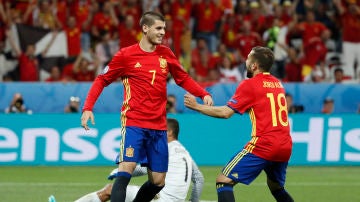 Morata celebra un gol con Jordi Alba en la selección española