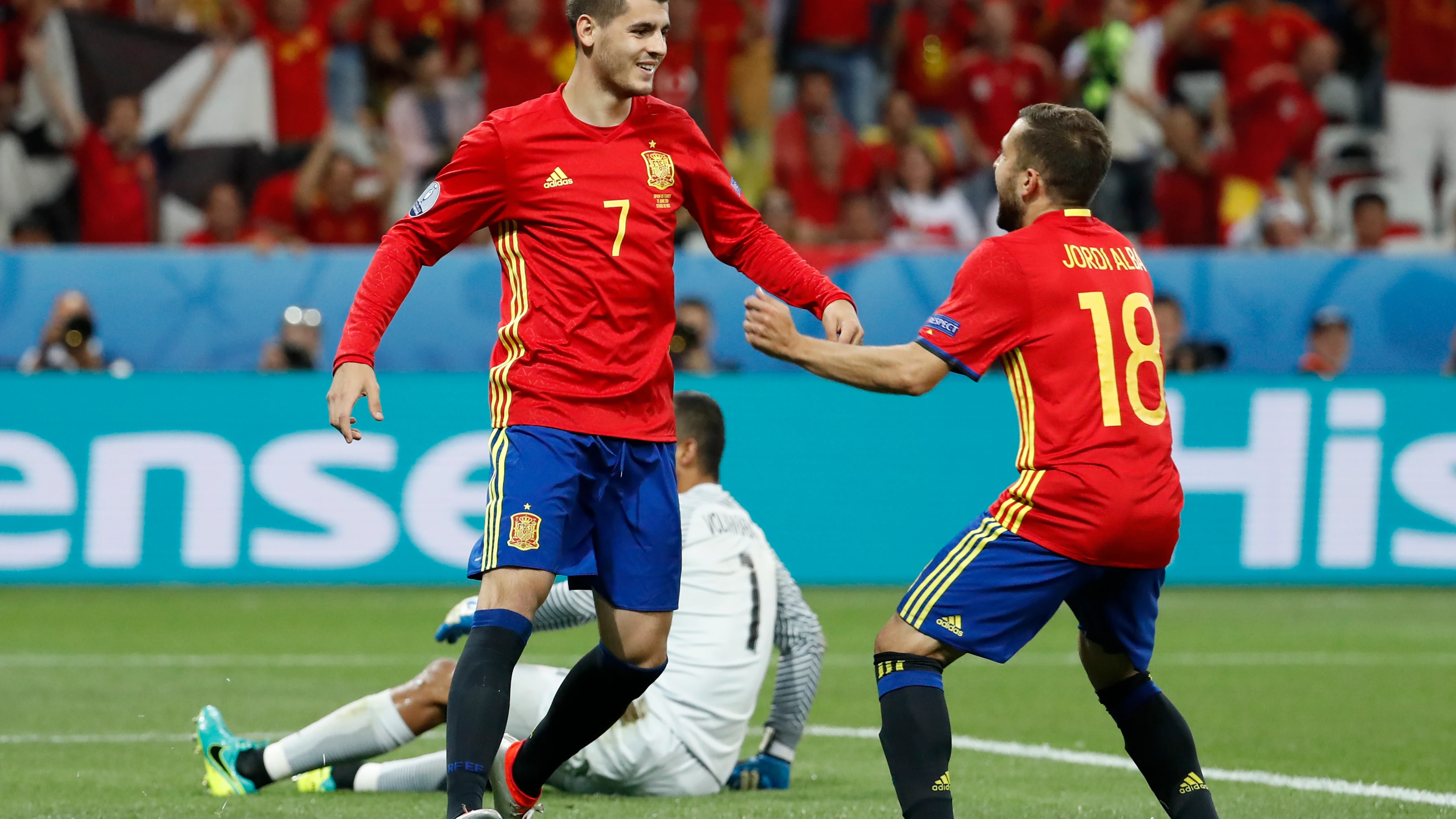 Morata celebra un gol con Jordi Alba en la selección española