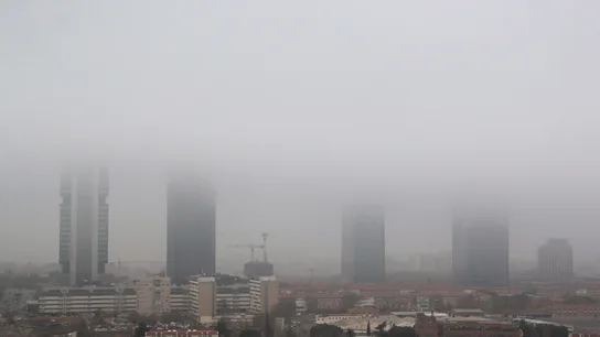 Vista de las Cuatro Torres de Madrid cubiertas por la niebla Vista de las Cuatro Torres de Madrid cubiertas por la niebla